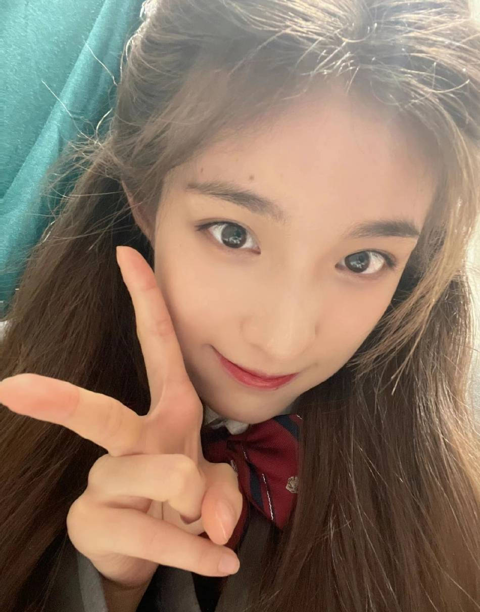 大头娃娃形象出现,在众多毕业生中有很多眼熟的面孔,如宋祖儿(孙凡清)