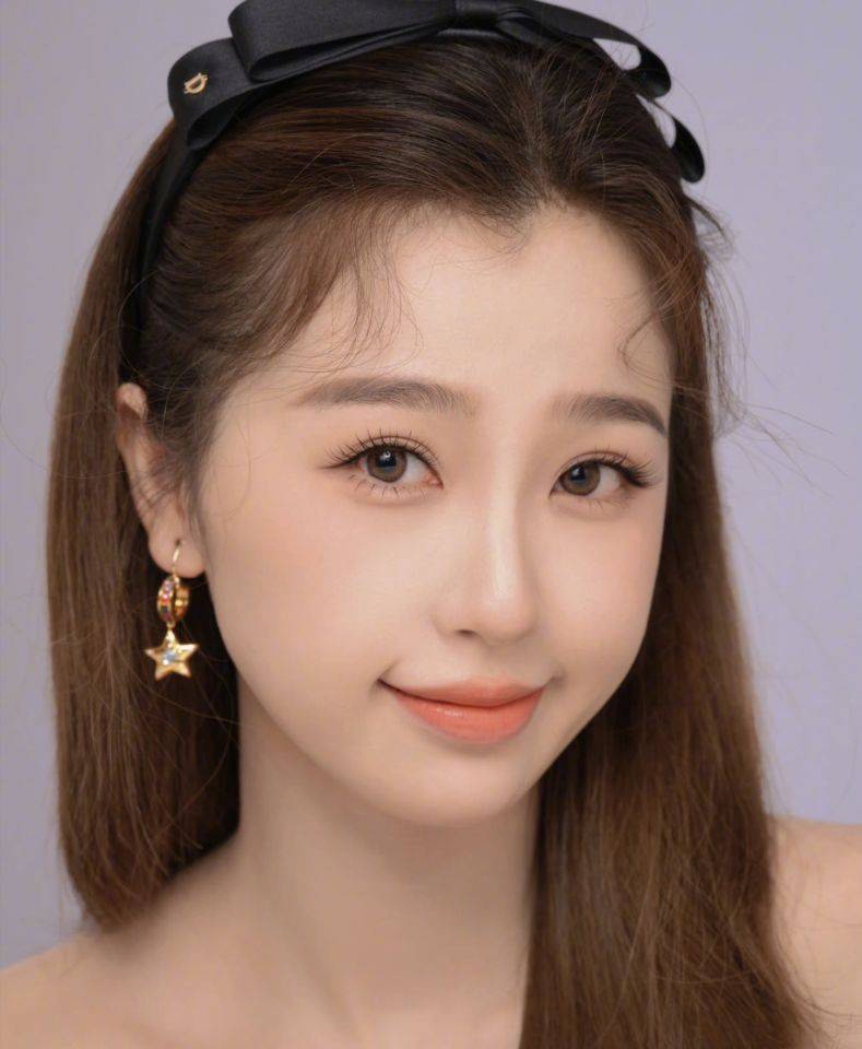 女明星虞书欣写真合集：甜美可爱、优雅时尚-搜狐大视野-搜狐新闻