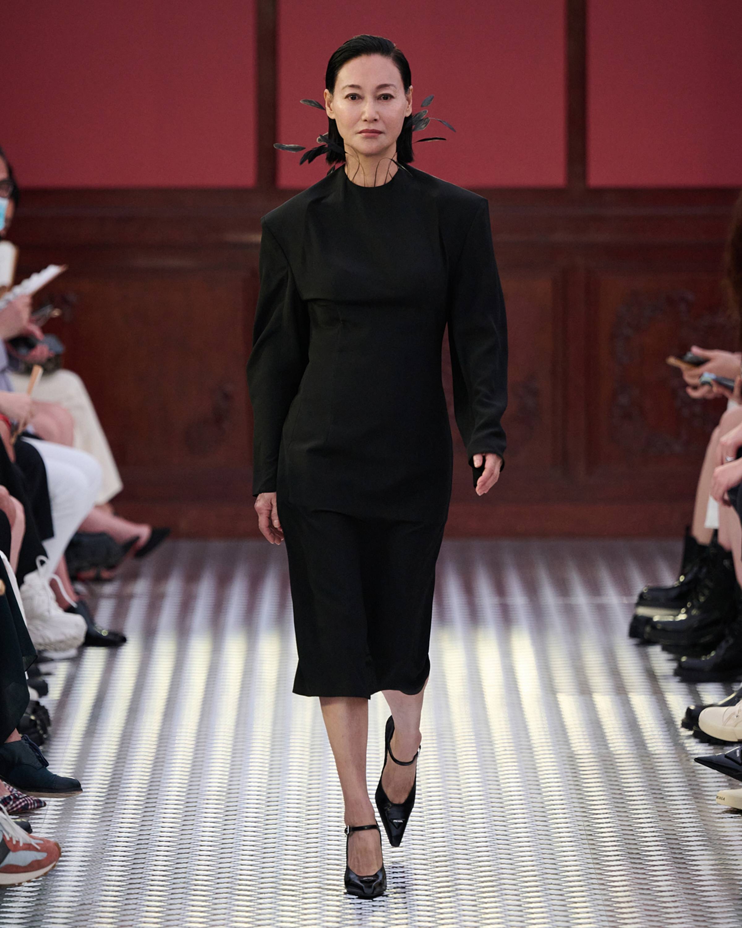 prada2022秋冬时装秀郡王府举办 李易峰春夏惠英红热依扎走秀气场强大