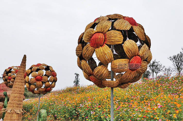 装置稻草材料本身廉价且环保,经过加工后成为具有丰富艺术感的装饰物