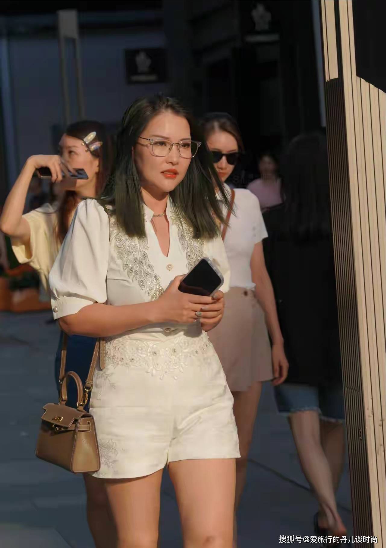 戴眼镜的微胖小姐姐身穿白色钉珠衬衫搭配同款休闲短裤气质满满优雅