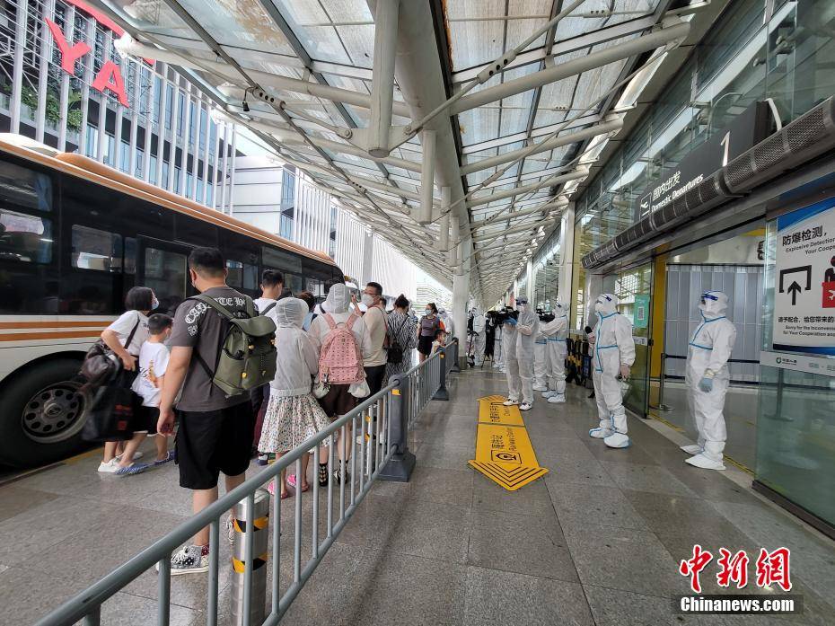 现场直击丨首批因疫情滞留三亚旅客返程-搜狐大视野-搜狐新闻