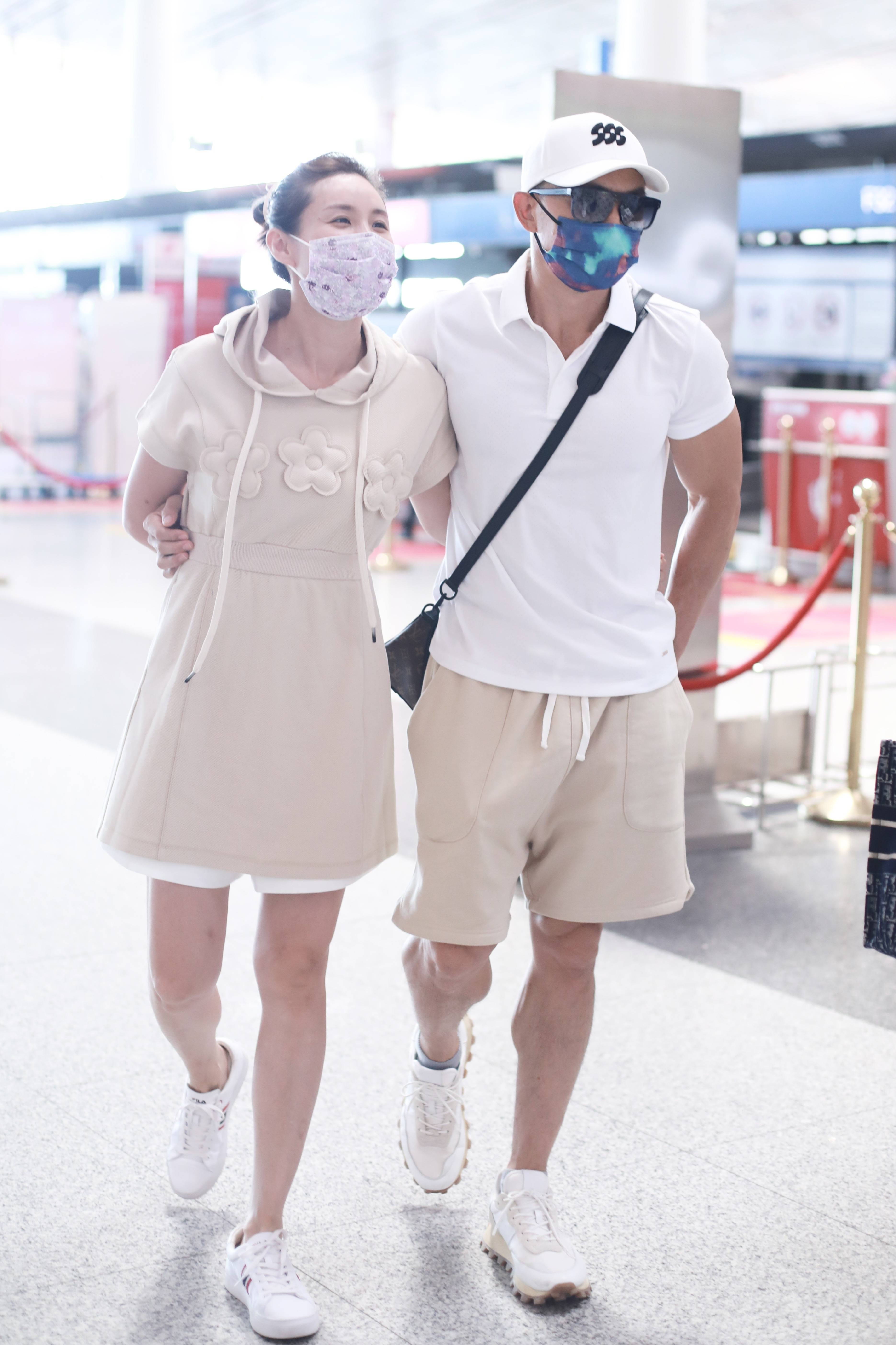 刘畊宏夫妇牵手走机场 王婉霏被老公摸脸笑容甜-搜狐大视野-搜狐新闻