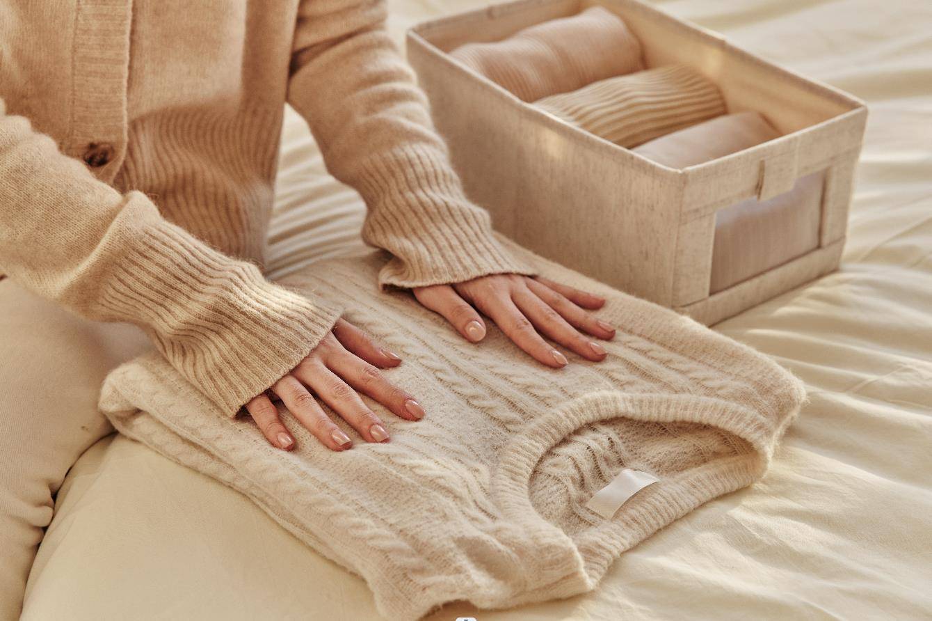 一进门就往我房间跑,看着我房间干净整洁,好像挑不出毛病,连衣服都叠