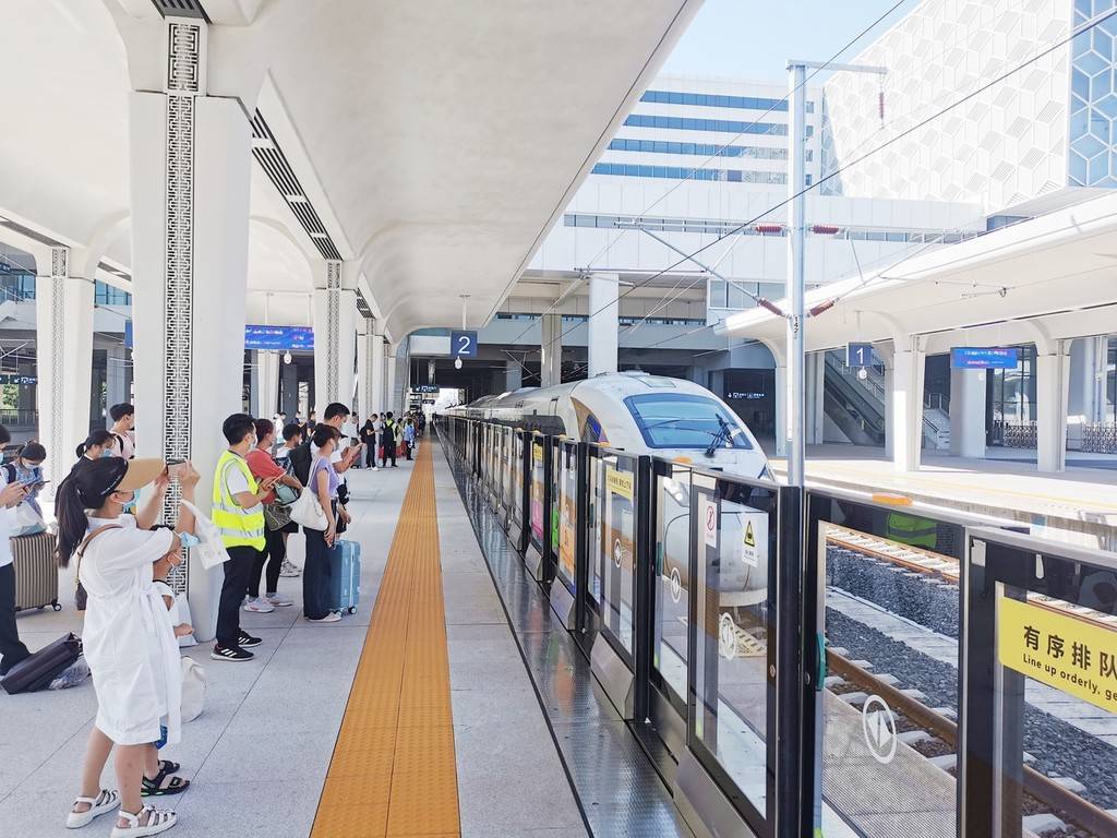 国内高铁首套智能“站台门”在四川投用-搜狐大视野-搜狐新闻
