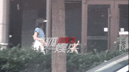 高圓圓帶女兒出門 Rhea抱媽媽大腿去買冰淇淋 9 458571e9bcc848e69c6b41d43ee9a580