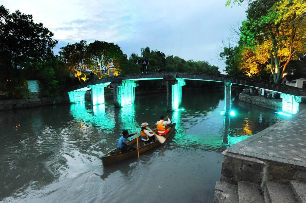 青浦區金澤古鎮水鄉客廳範圍內的7座古橋,現已點亮夜間景觀照明燈.