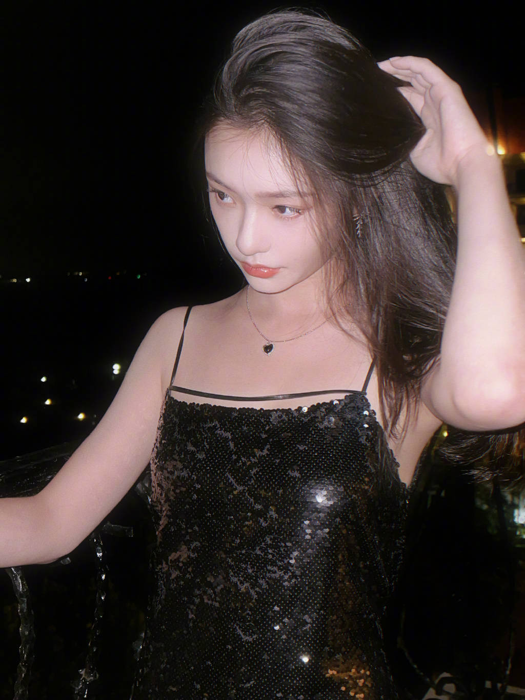 林允晒素颜照肌肤白皙笑容甜美 露香肩少女感十足-搜狐大视野-搜狐新闻