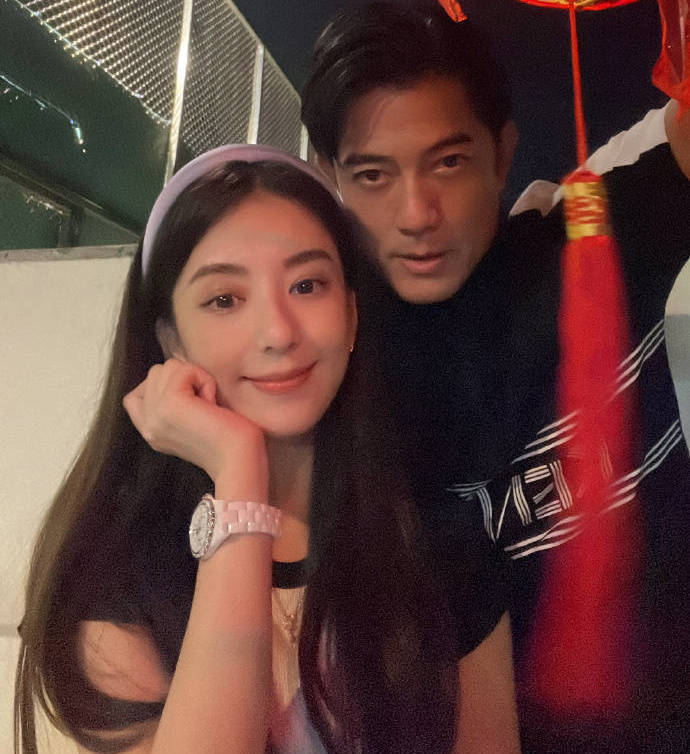 方媛郭富城分享中秋节自拍与俩女儿合影幸福团圆