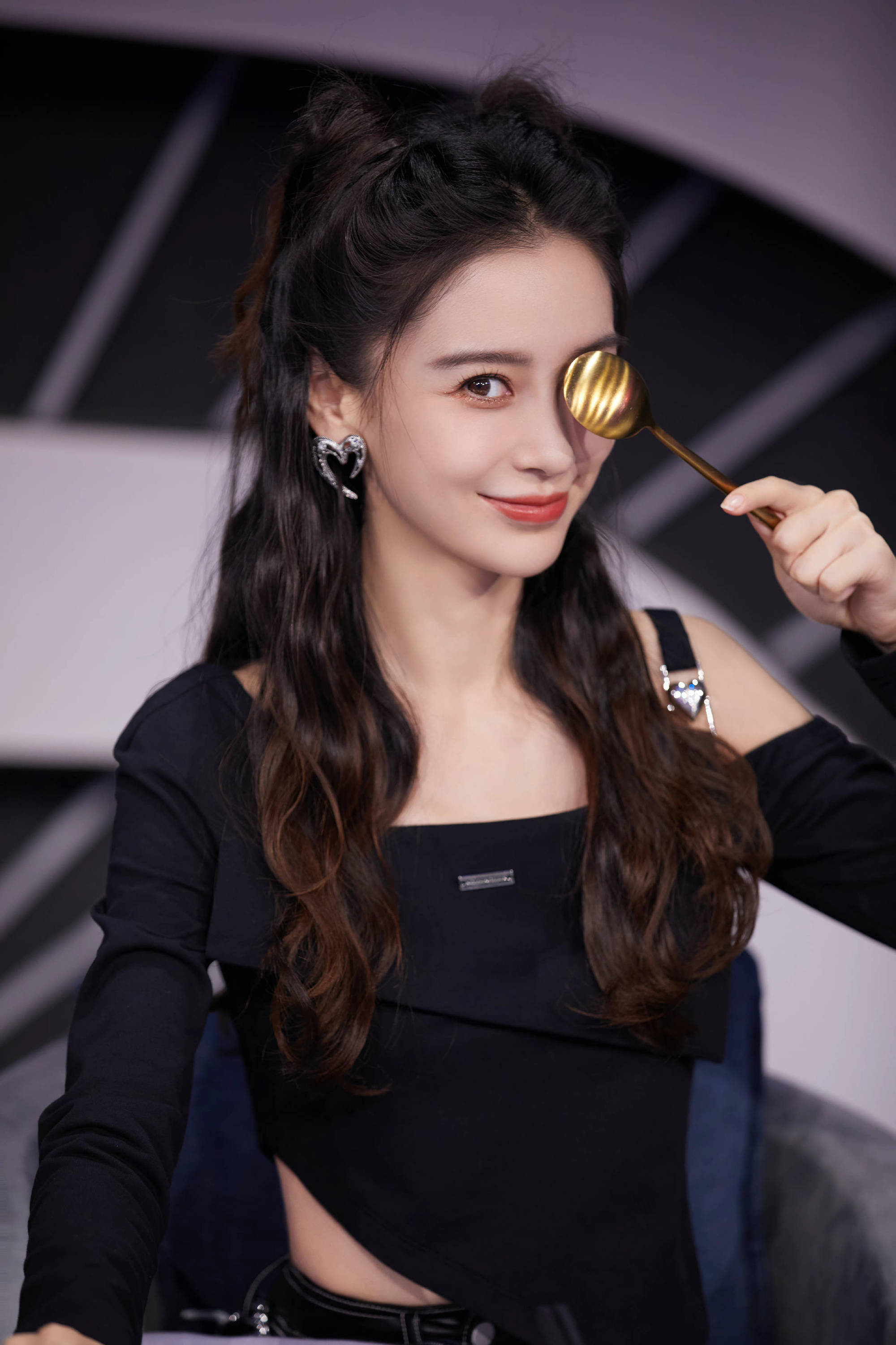 杨颖性感写真流出 着黑色短裙大秀美腿小蛮腰-搜狐大视野-搜狐新闻