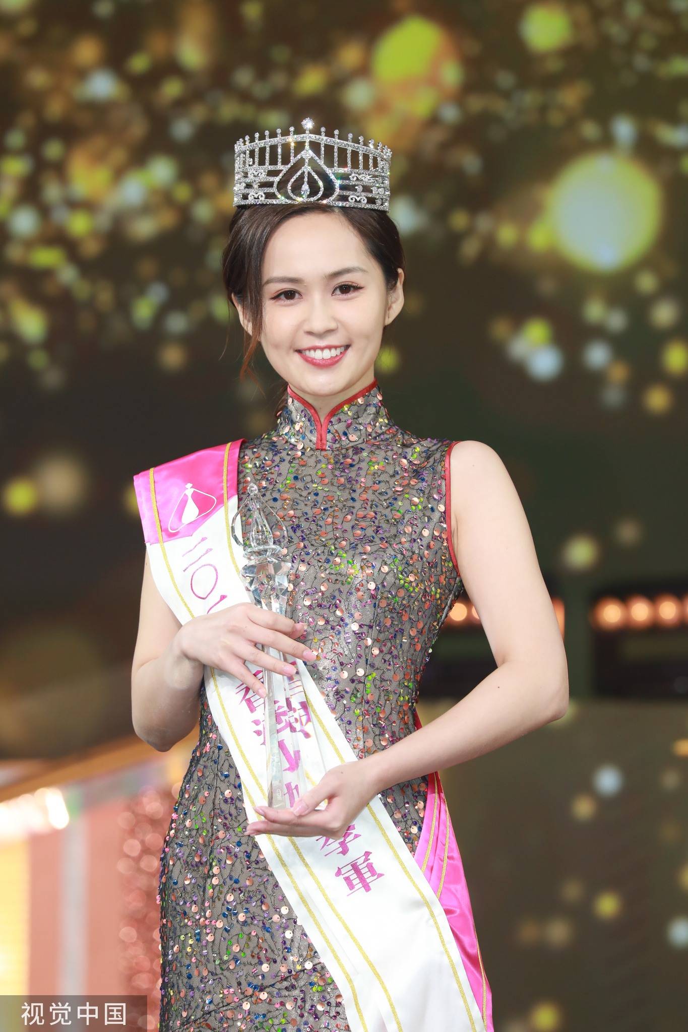 2021 香港小姐冠军出炉！22 岁宋宛颖学历、才艺样样好！还出自于选美世家！ | 8FM
