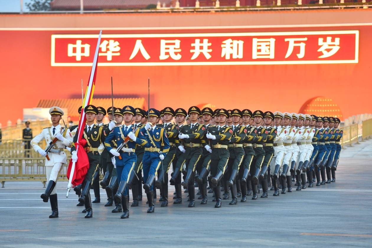 新中国73周年华诞 天安门广场群众彻夜守候观升旗-搜狐大视野-搜狐新闻