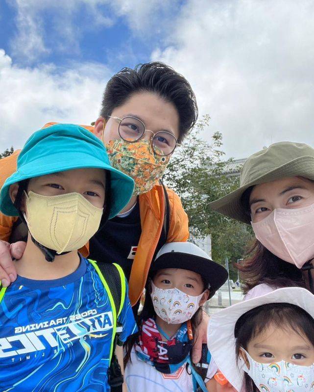 霍启刚郭晶晶带子女郊游 一家五口坐缆车开心合影-搜狐大视野-搜狐新闻