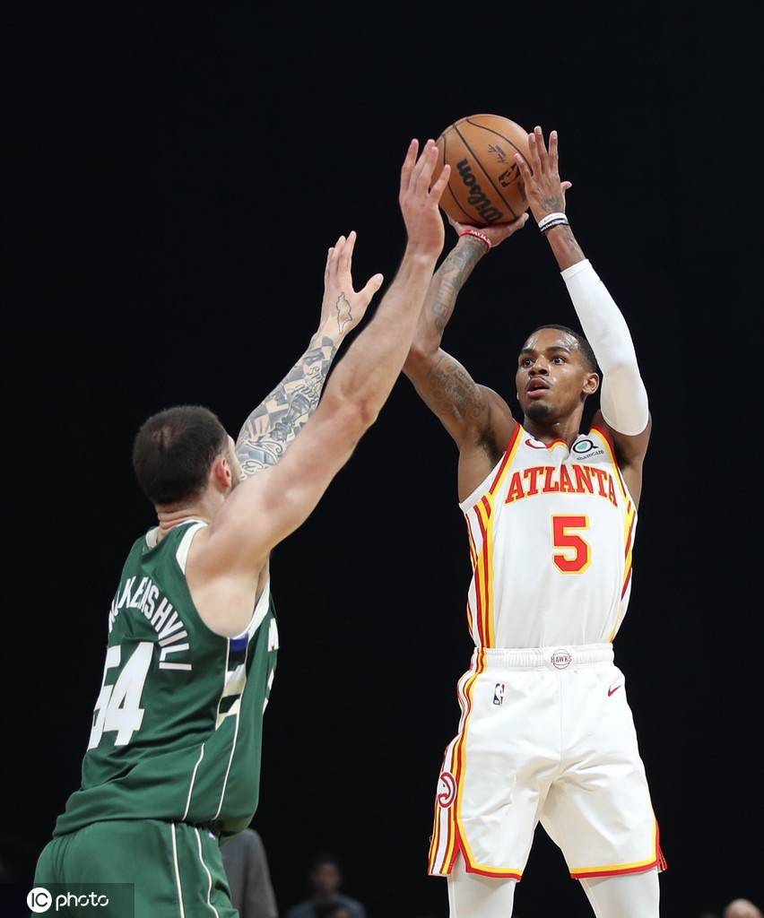 字母哥强势砍下三双统治内线 欧文灵动突破屡献关键得分引爆全场对决高潮