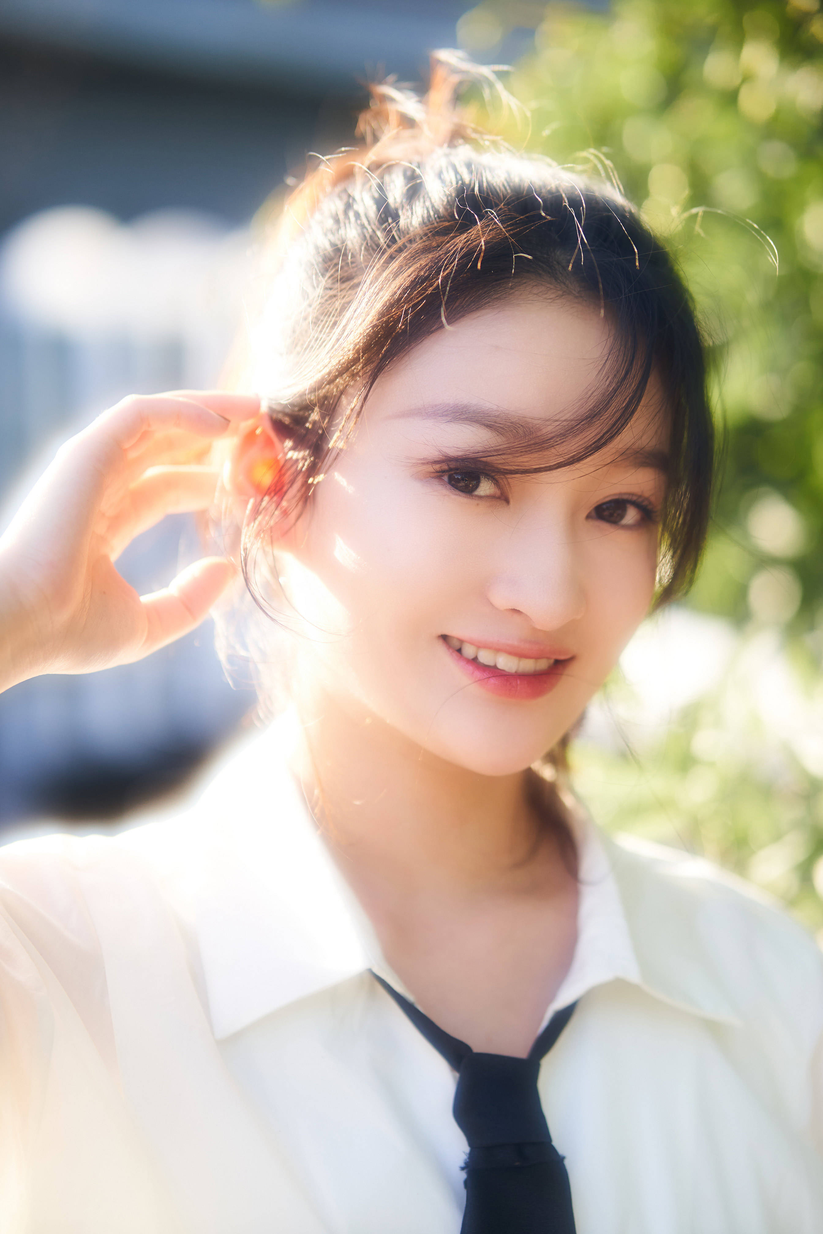 张钿悦暖阳写真释出 微风拂面盎然笑意-搜狐大视野-搜狐新闻