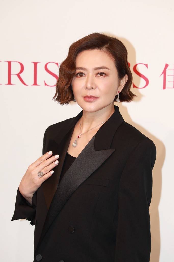关之琳全黑造型现身拍卖会 女神气质不减当年_电影_女性_香港