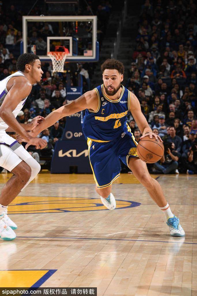 库里NBA直播惊艳全场运球如风关键绝杀锁定胜局球迷狂呼MVP