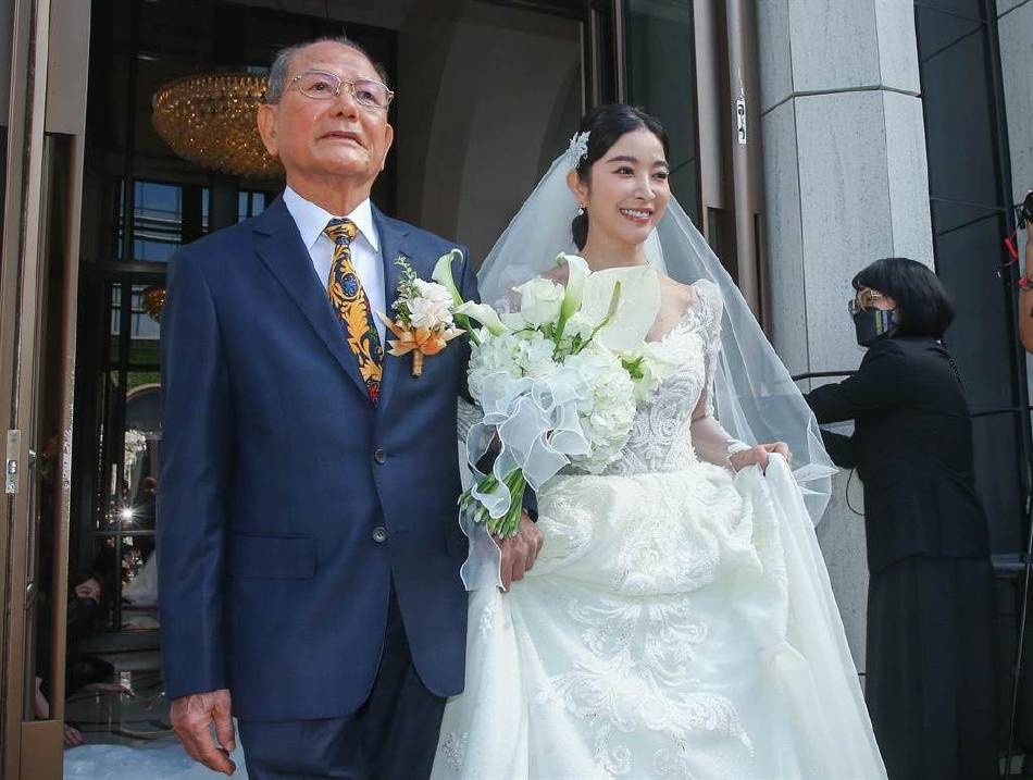 王家梁婚礼现场照曝光 与许维恩甜蜜亲吻超浪漫-搜狐大视野-搜狐新闻