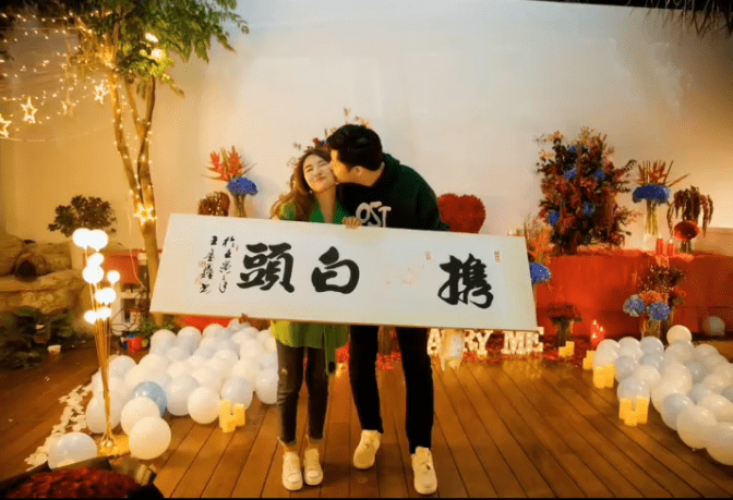 金龟子刘纯燕女儿被男友求婚 晒全家福老公罕现身-搜狐大视野-搜狐新闻