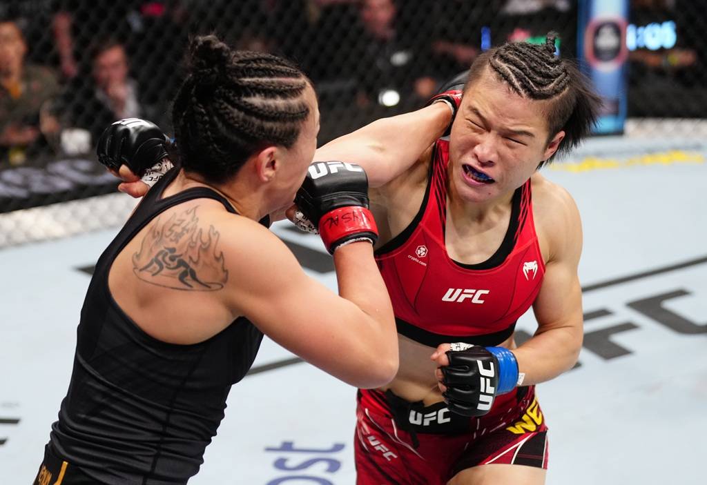 组图：UFC281张伟丽裸绞降服卡拉 重夺冠军金腰带-搜狐大视野-搜狐新闻