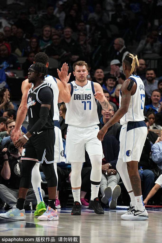 快船对决独行侠关键战 欧文能否率队逆转局势引关注