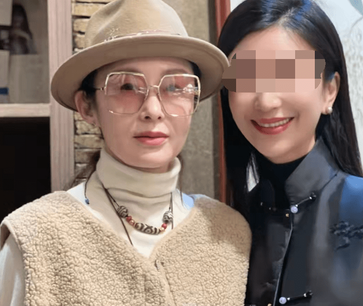 54岁张敏与友人聚会状态佳 打扮时尚气质优雅-搜狐大视野-搜狐新闻