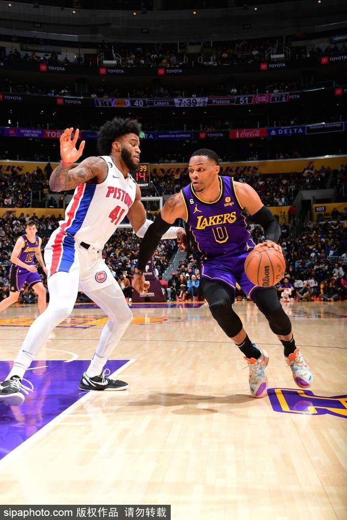 湖人浓眉强势回归赛场统治内线攻防两端展现MVP级表现引领紫金军团冲击总冠军