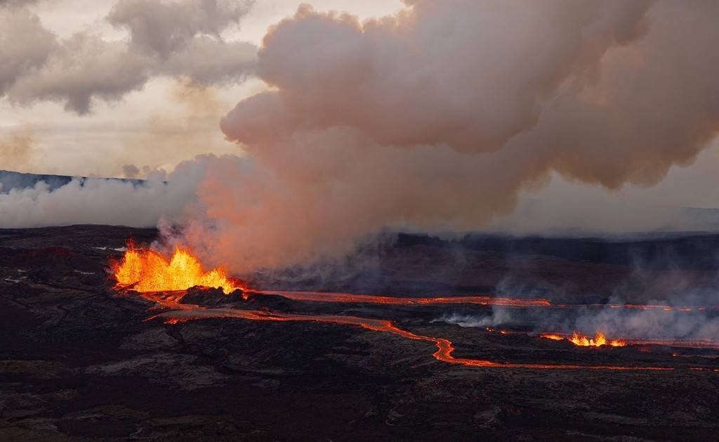 熔岩流淌!夏威夷冒纳罗亚火山喷发_警告_时间_美国