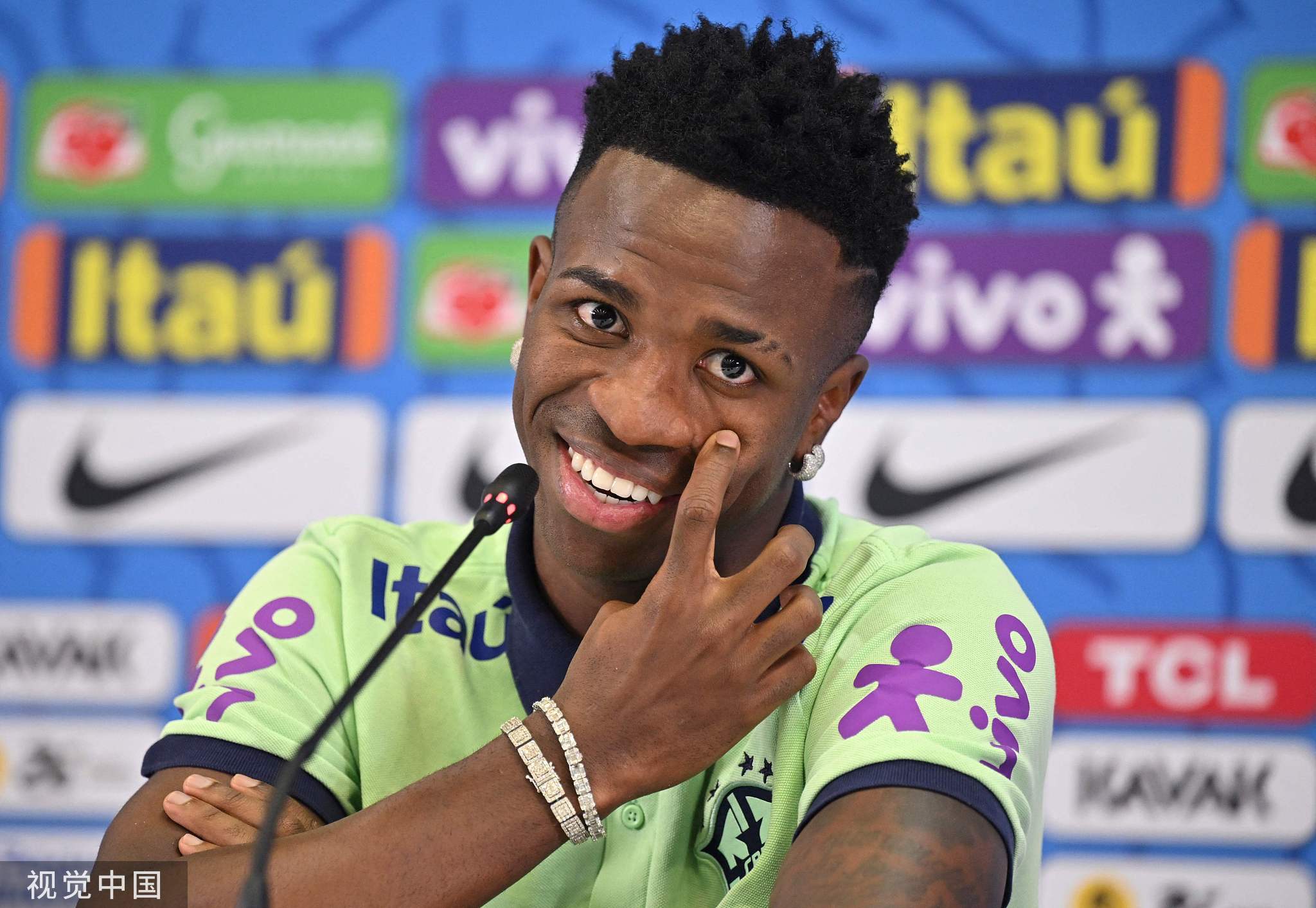 高清图:巴西召开赛前发布会 维尼修斯咧嘴大笑-搜狐大视野-搜狐新闻