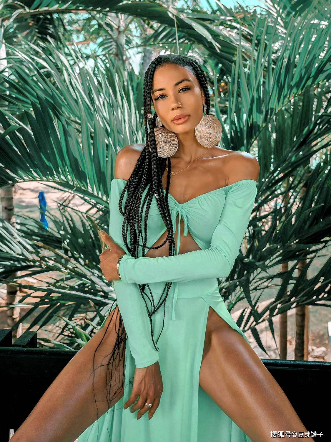 模特Morria Leah，着装大胆，气质高冷，豪放性感-搜狐大视野-搜狐新闻