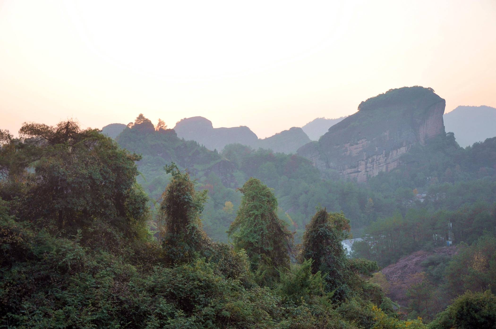 国内最出名的奇峰之一，神似象鼻，惟妙惟肖_龙虎山
