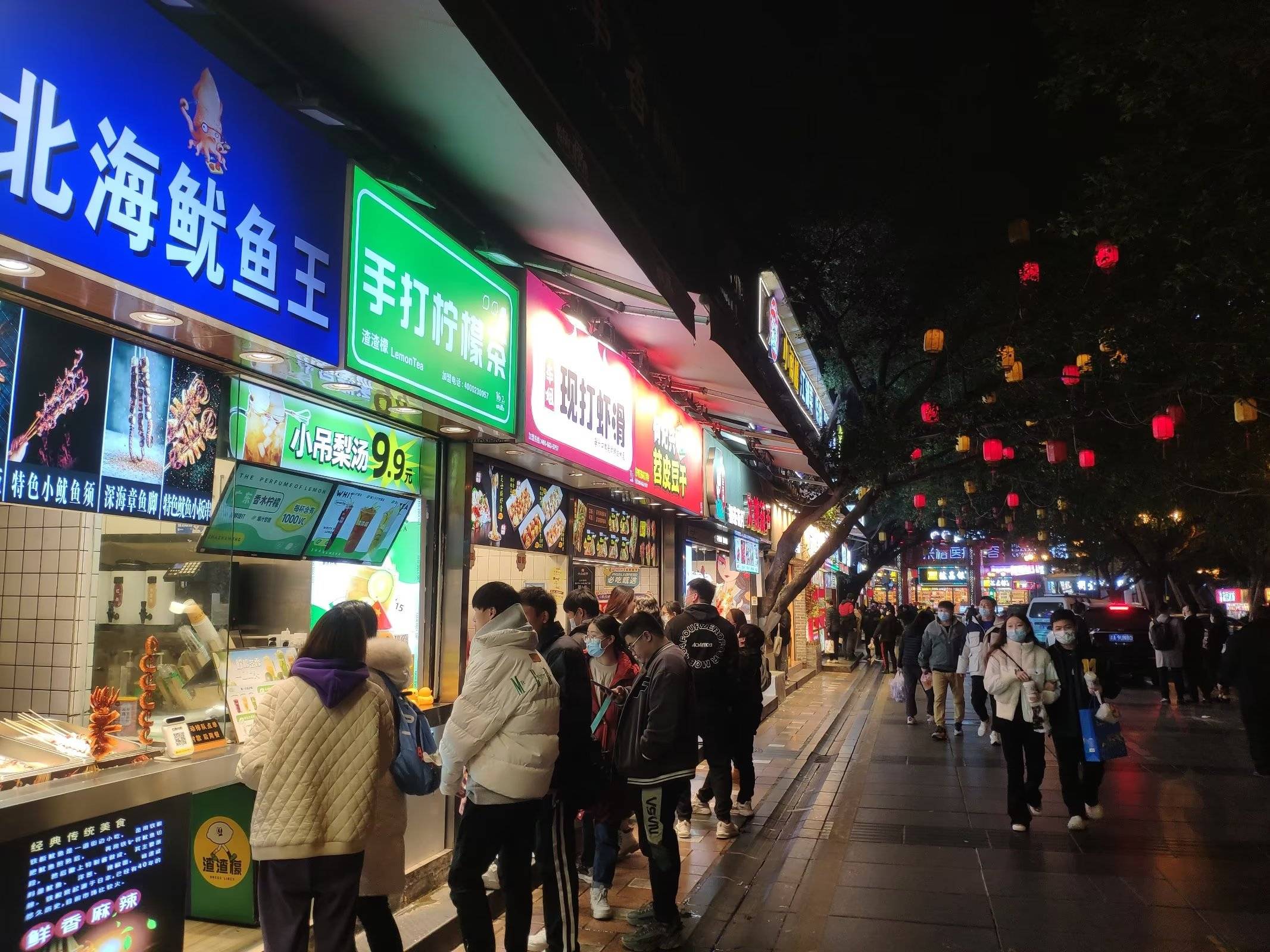 重庆解放碑美食街悄然复苏人气回暖,逐渐恢复烟火气