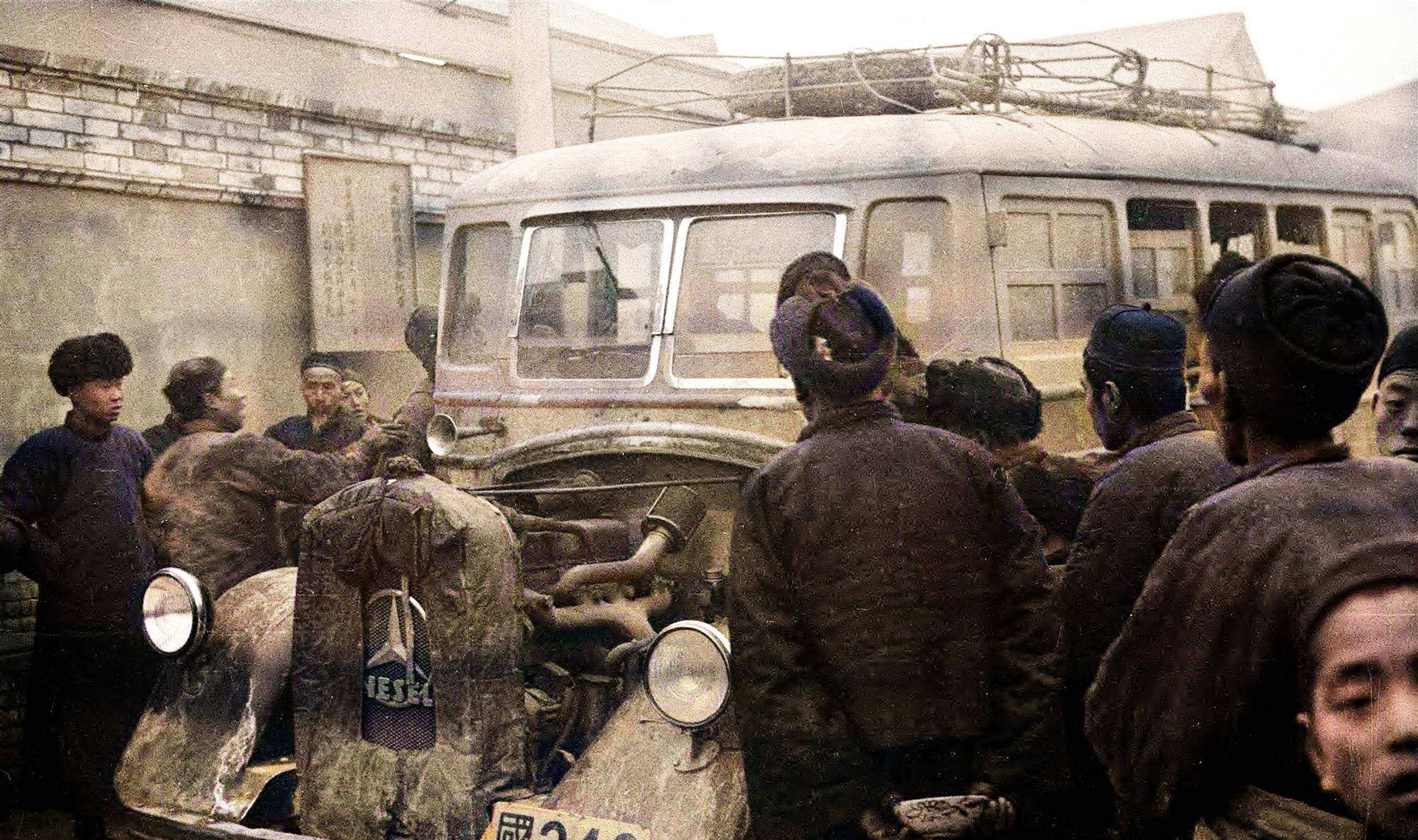 老照片:1934年的甘肃兰州,黄河岸边水车林立,街头百姓围观汽车_中国