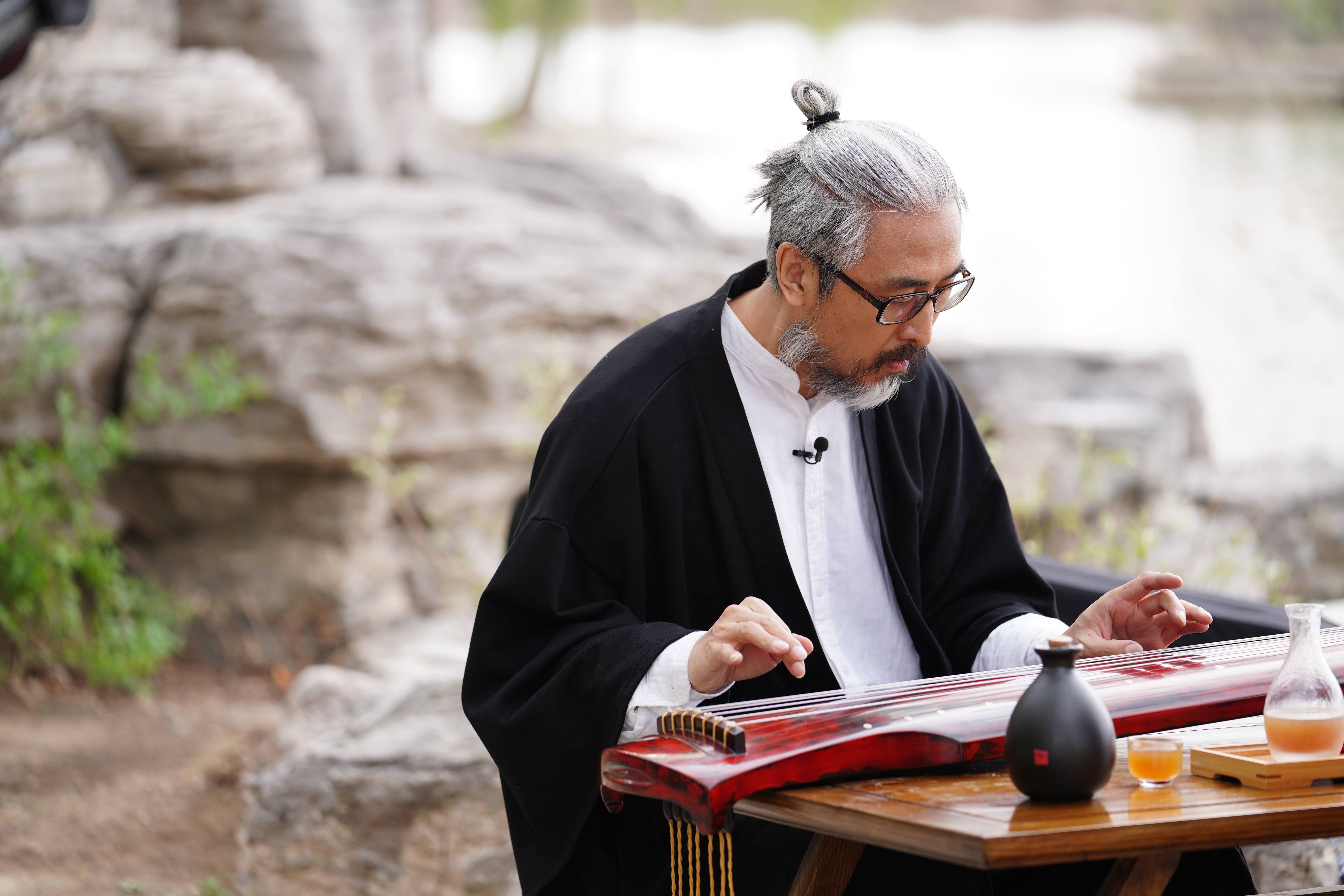 斫琴师梵戈:见山_古琴_生活_声音