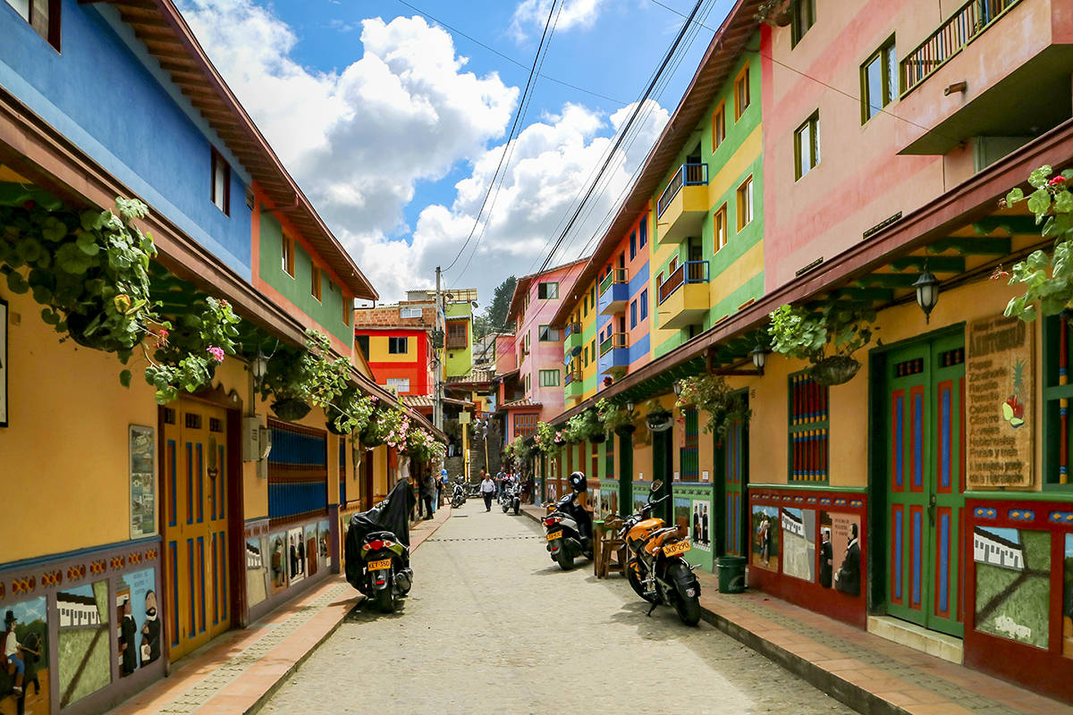 麦德林郊外让你脱下外套去拥抱的色情小镇_色彩_世界_图案