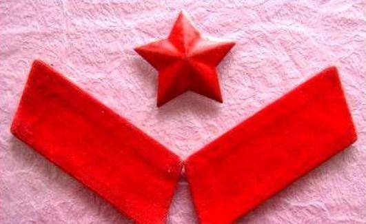 65式军服,20年的红领章情结:一颗红星头上戴,革命的红旗挂两边_帽徽