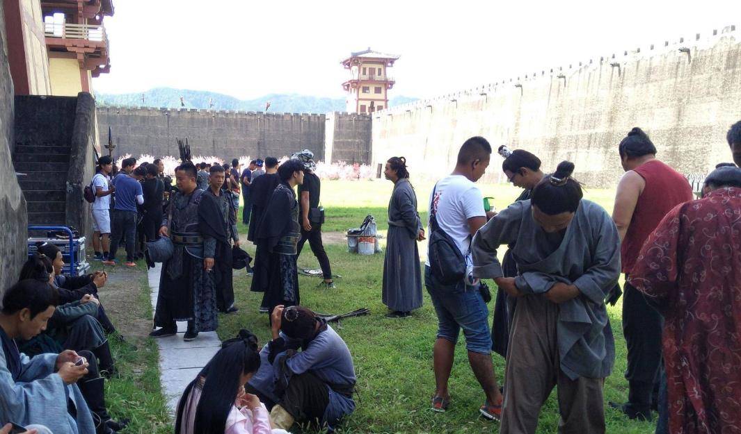 更何况群众演员也并非没有熬出头的可能,王宝强,赵丽颖等草根出身的