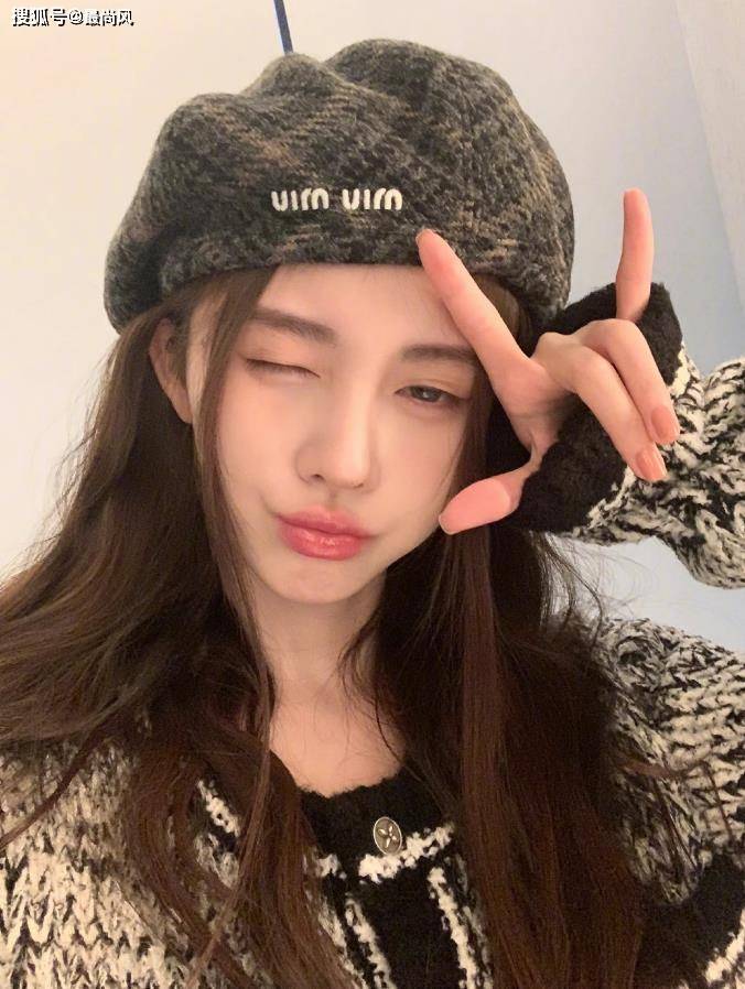黑白色针织外套 灰色针织帽,今天的鞠婧祎也好美,好可爱!