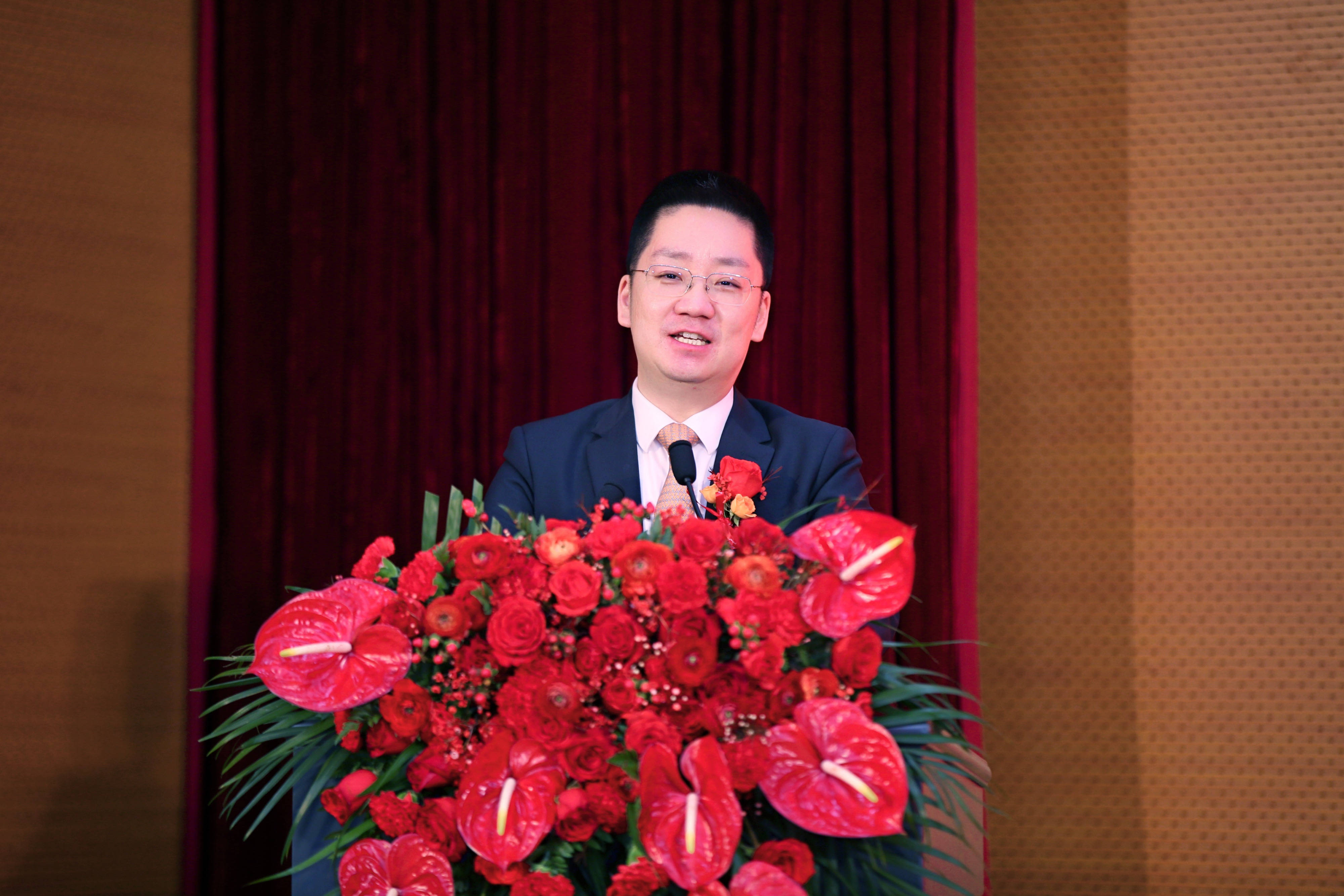 发布仪式还邀请到通威股份谢毅董事长,分行客户代表,丹巴籍大学生代表