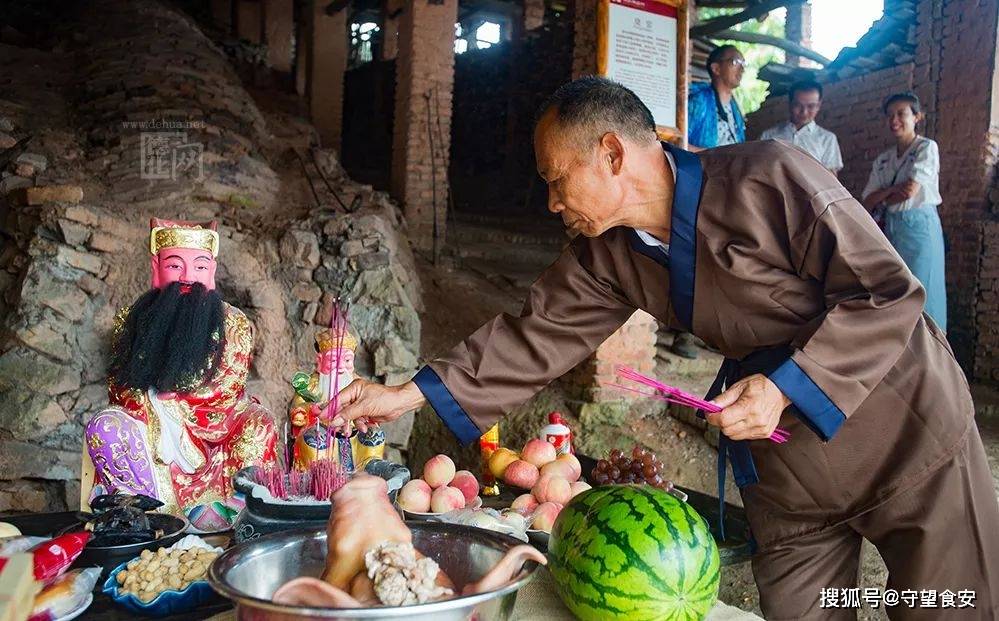 窯神像前供奉三牲供品,焚香燃燭,各窯,廠代表依次向窯神爺上香叩拜.