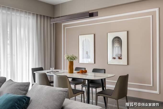 巴国龙庭丨266㎡丨现代极简客厅选用的中灰色无缝墙布,无纺布自带有一