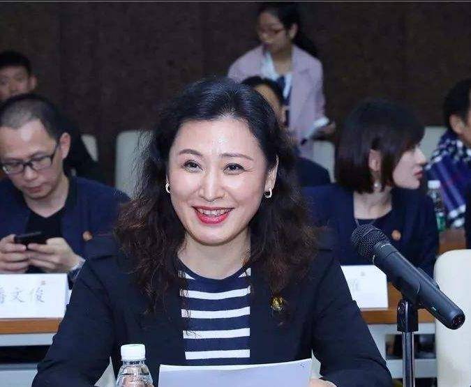 姜虹:中國最美女校長,39歲任教授,49歲當大學校長,深受愛戴_教育_生活