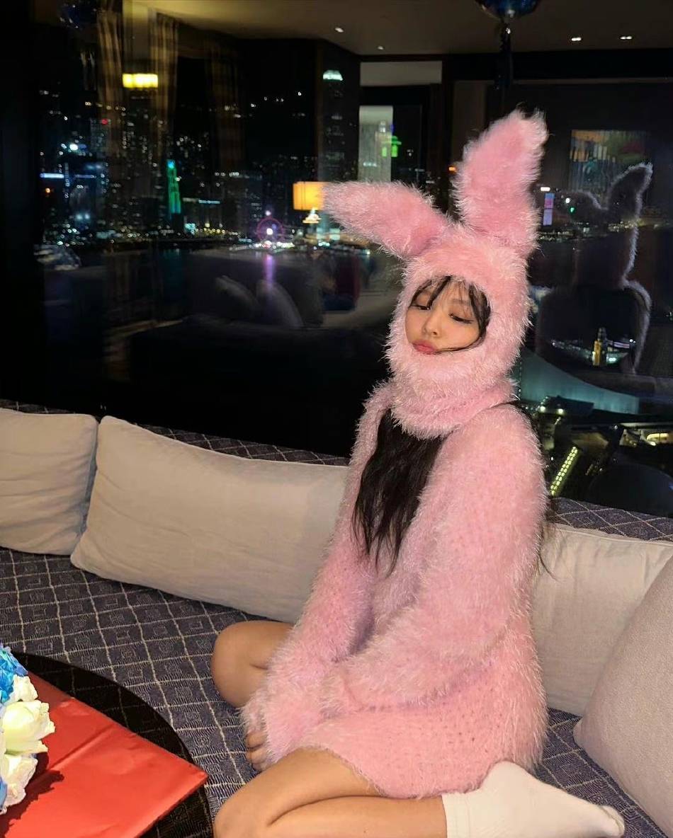 jennie晒27岁生日照一身粉色兔子装保暖可爱