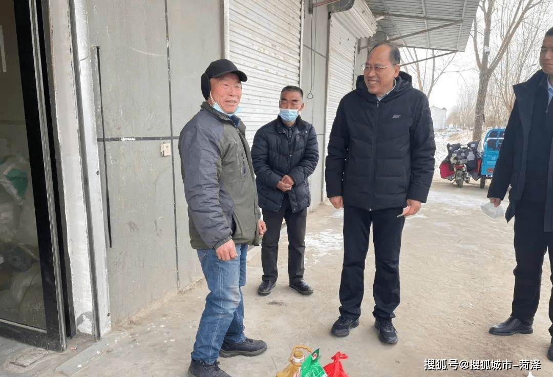 走访慰问中,张庆国叮嘱第一书记及驻村工作队员,一定要多关心困难群众