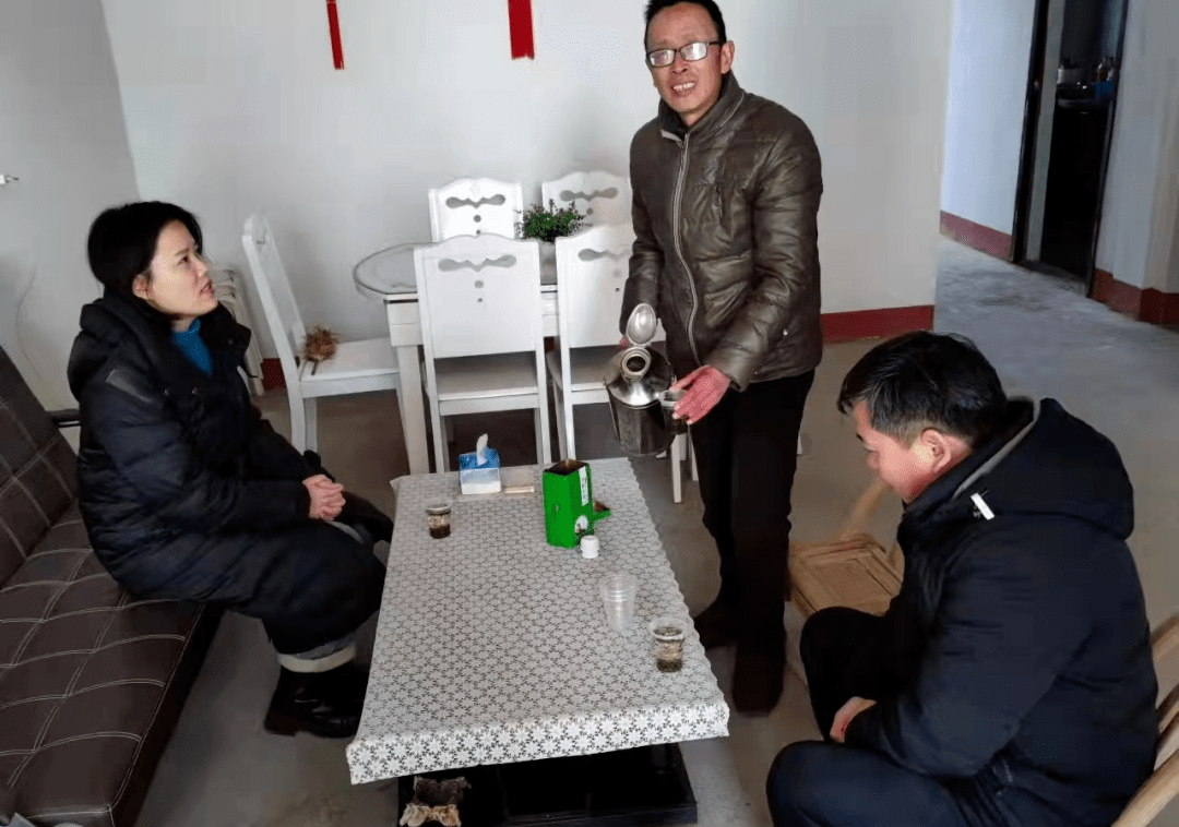 02 走访慰问困难教师在孟楼初中教师孔令柱家中,孟琳副镇长询问了他的