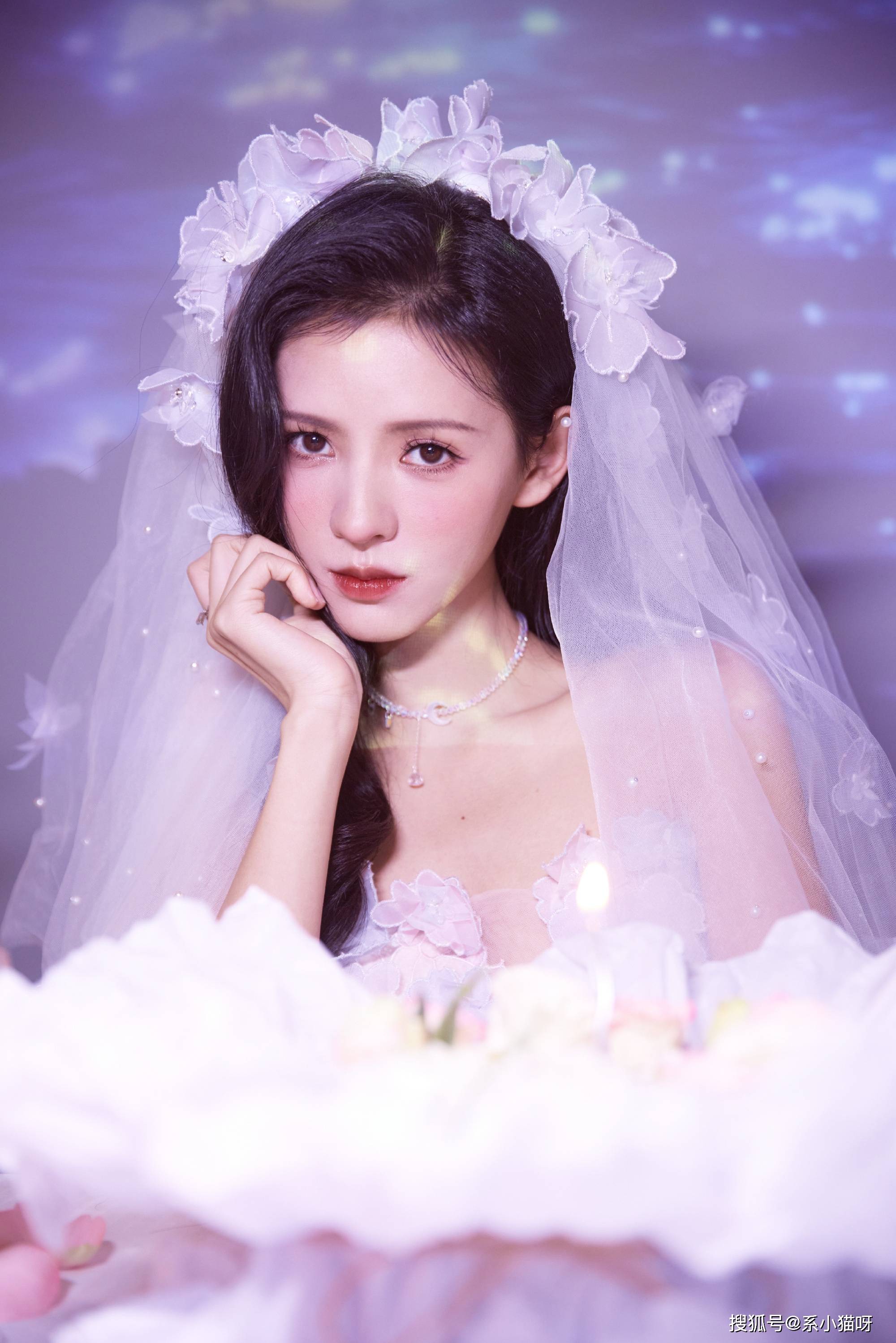 张予曦身穿抹胸连衣裙，娇美迷人如同仙女-搜狐大视野-搜狐新闻