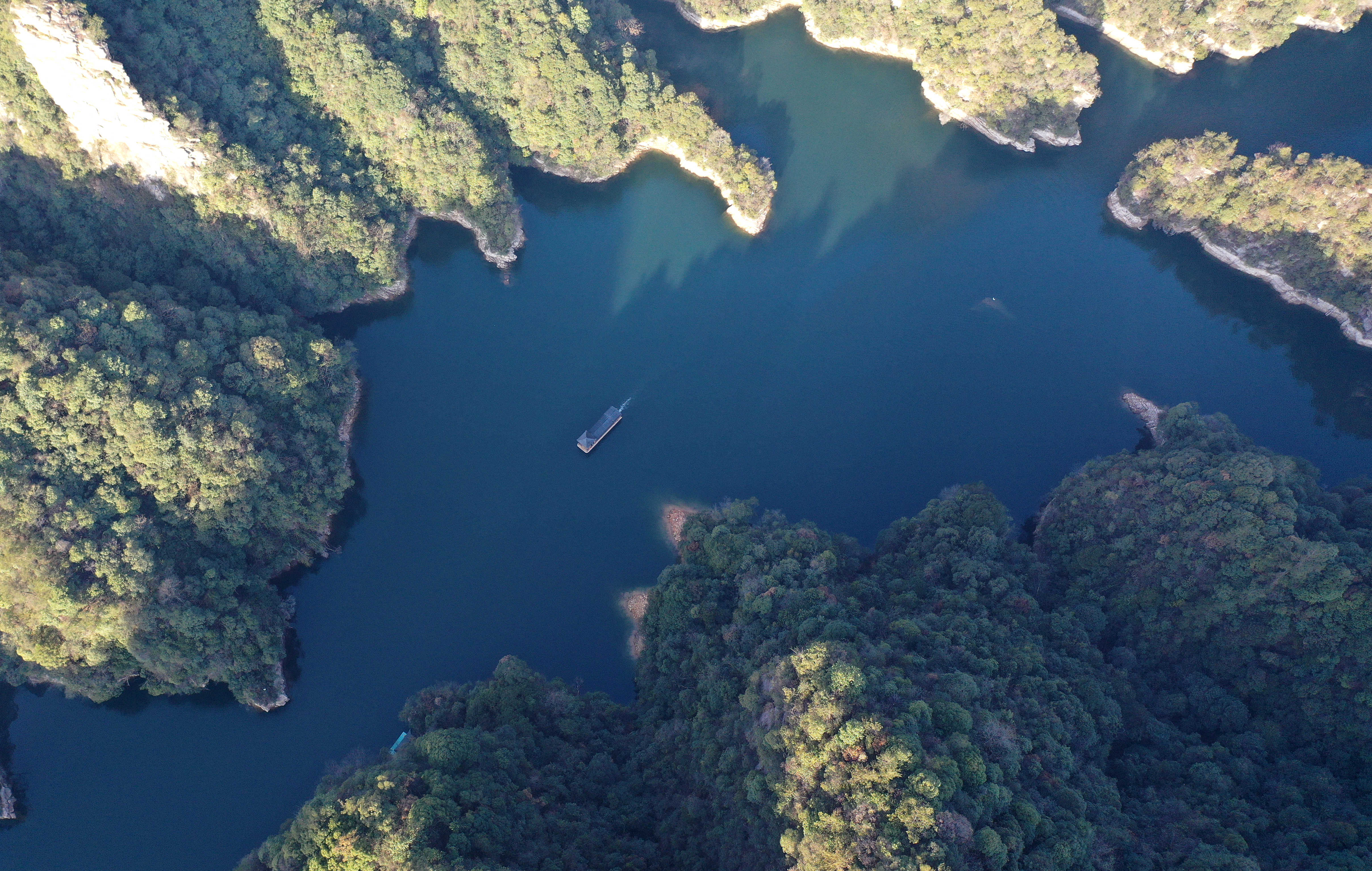 张家界宝峰湖景区：节后旅游热度不减