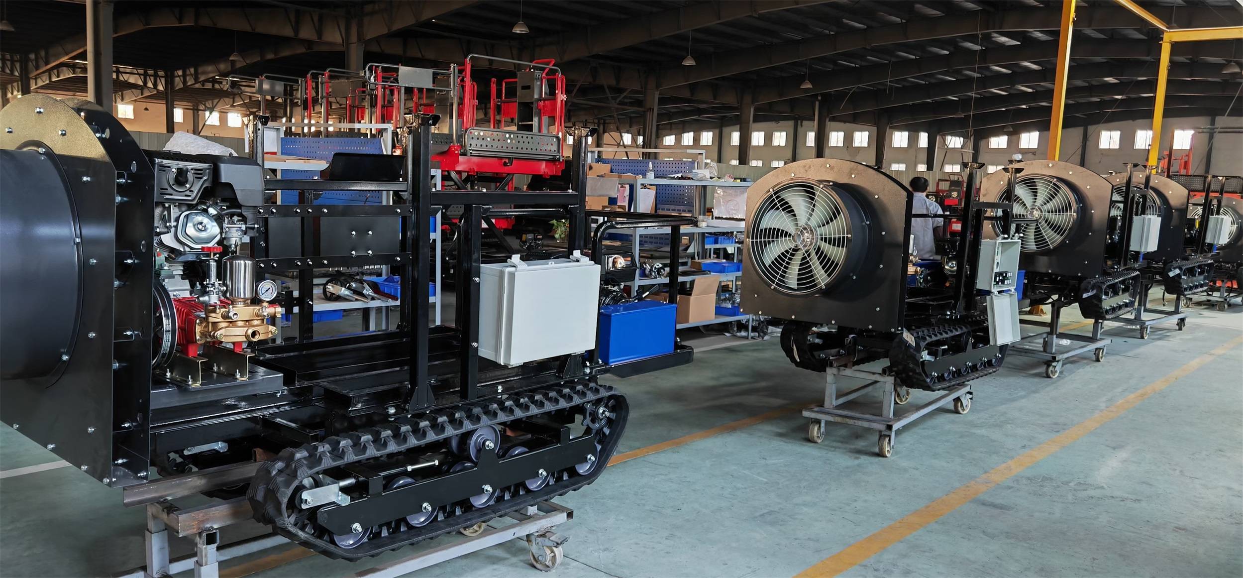 能够在雨后直接进入果园打药的风送打药机——履带遥控风送双动力打药