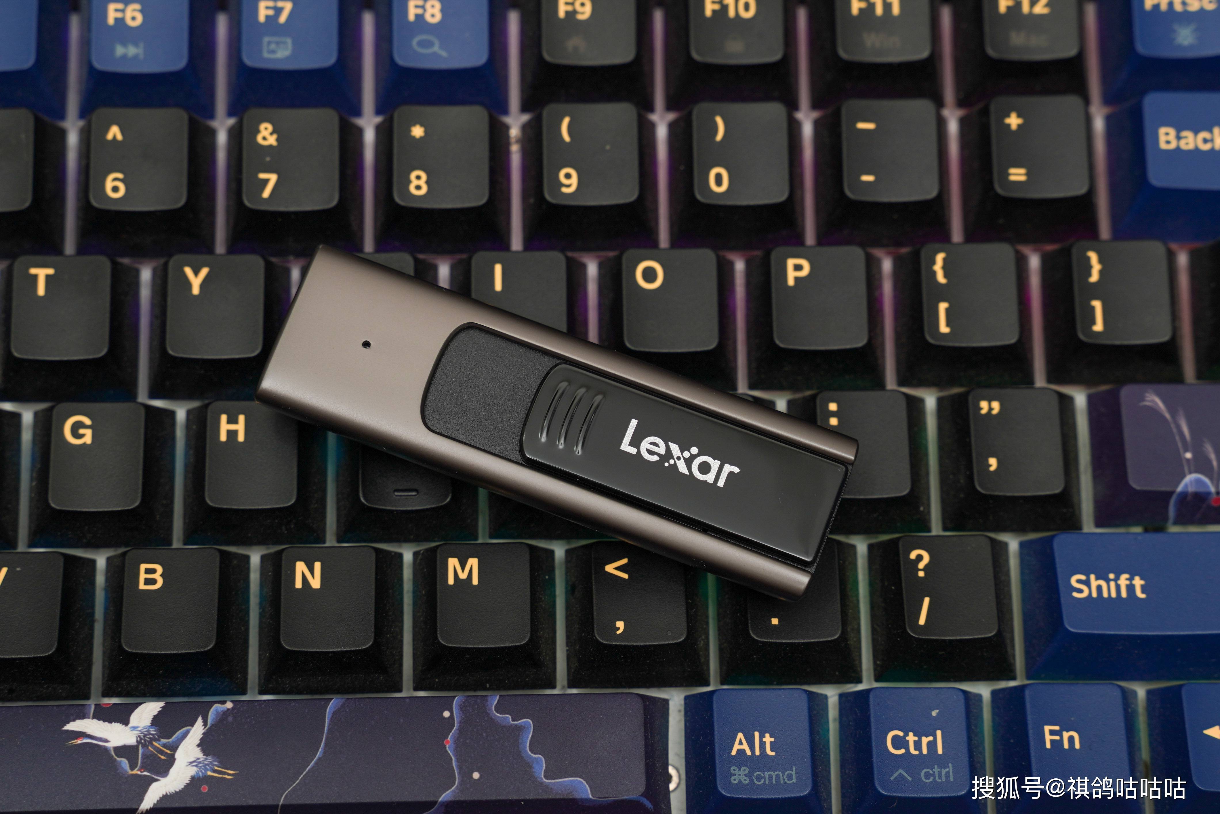 包装背面就是黑色为主,信息也很多,还有5年的质保,安心使用无忧.