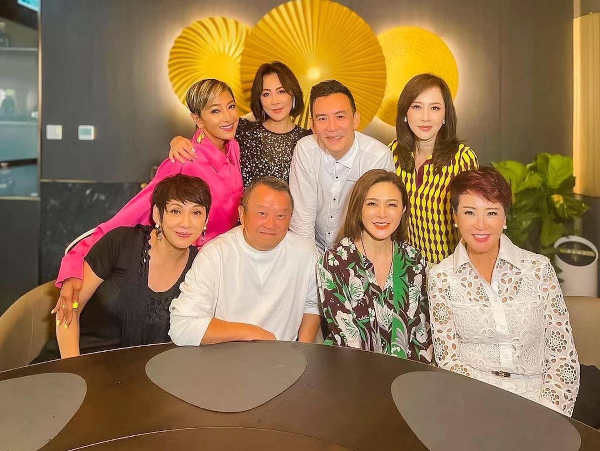 57岁刘嘉玲到国外度假,与闺蜜穿泳装合照,上山诗钠皮肤黑到反光_关系